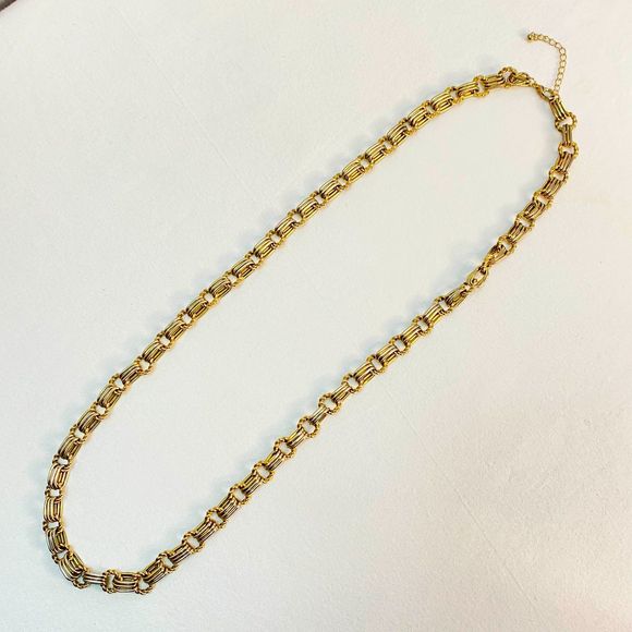 Gold Tone Chain Necklace Round Spiral Links With 3 Smooth Oval Links In a Group - Picture 2 of 7